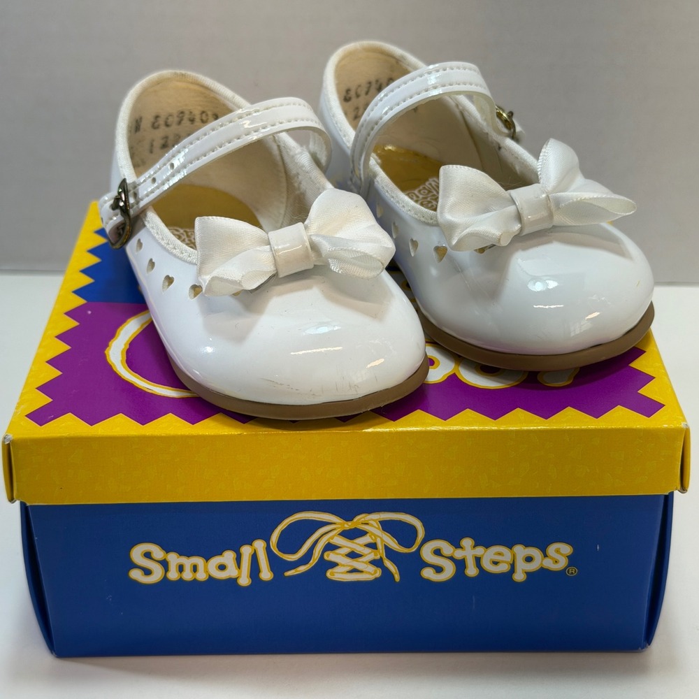 Small Steps Mary Jane Shoes Kids 3W White Patent Bow Heart Cutout Katie Vintage‎